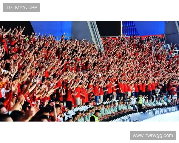 英超教练席与球员席的互动及观众席热烈气氛解析